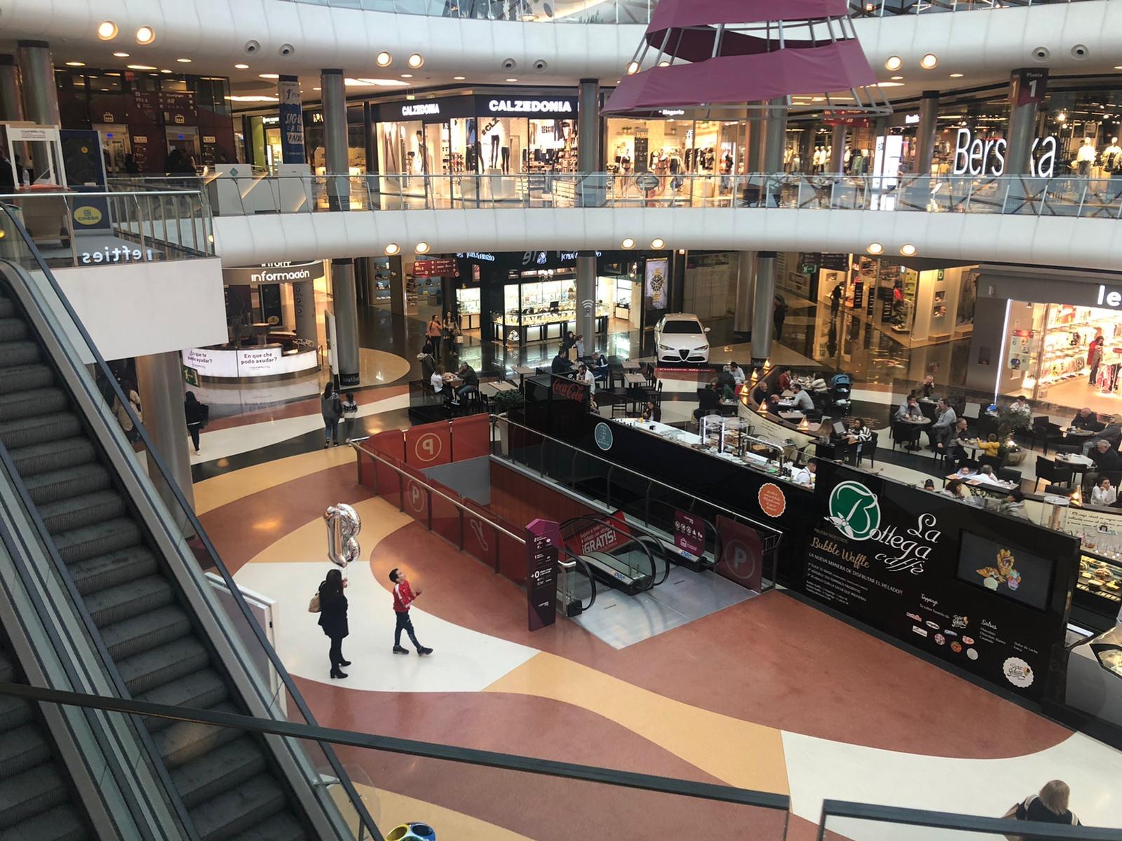 Interior del centro comercial Marineda City.