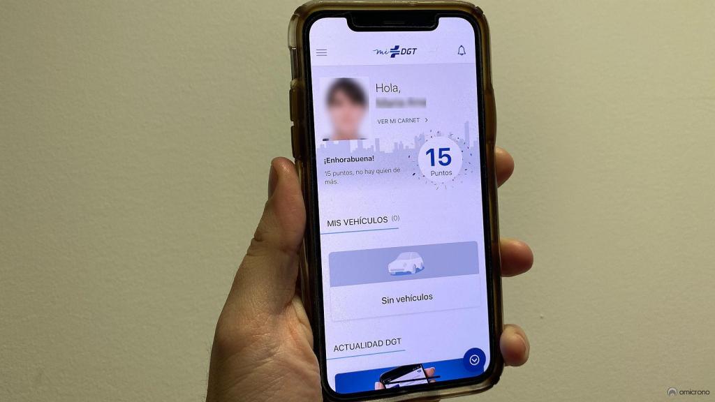 Un hombre, comprobando sus puntos en el carné de conducir, a través de la App 'Mi Dgt'.