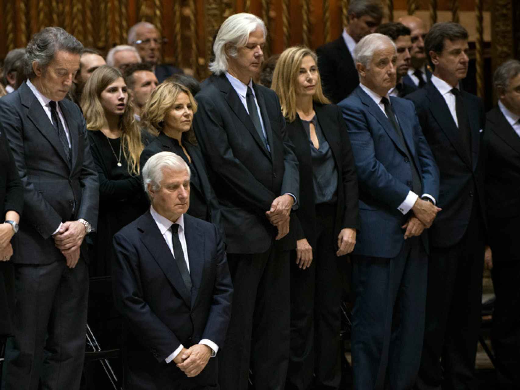 Los hijos de la duquesa de Alba en su funeral. El actual duque de Alba, arrodillado.