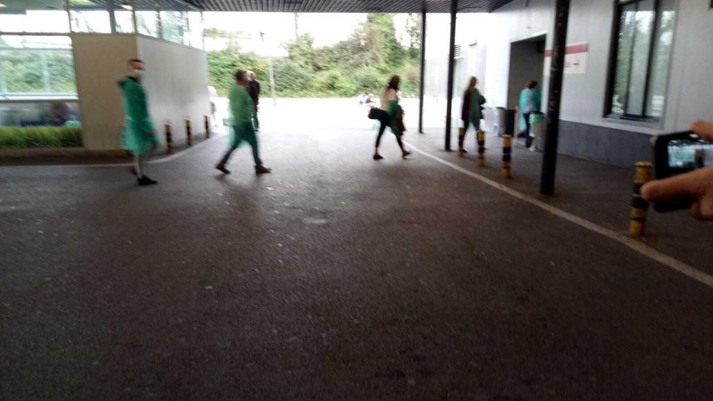 Una fila de personas entrando a la sala del biombo.