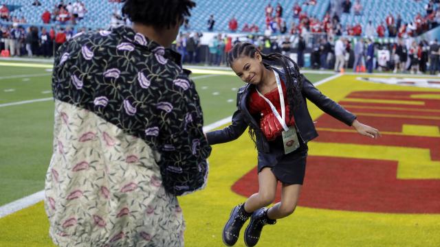 Jay-Z haciendo una foto a su hija Blue Ivy.