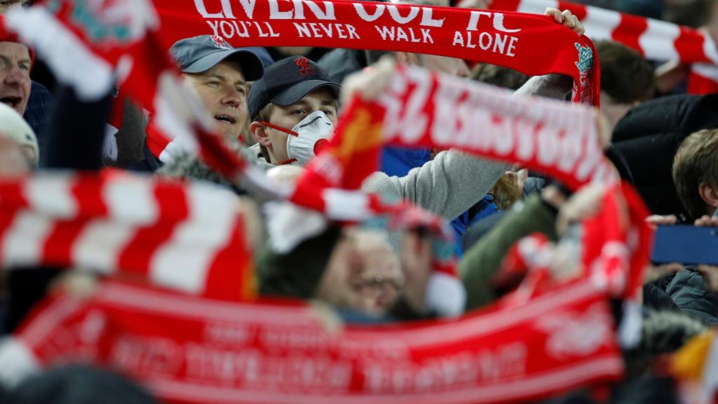 Aficionado en Anfield con mascarilla