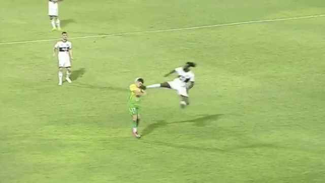 La salvaje entrada de Emmanuel Adebayor a un futbolista de Defensa y Justicia en la Libertadores