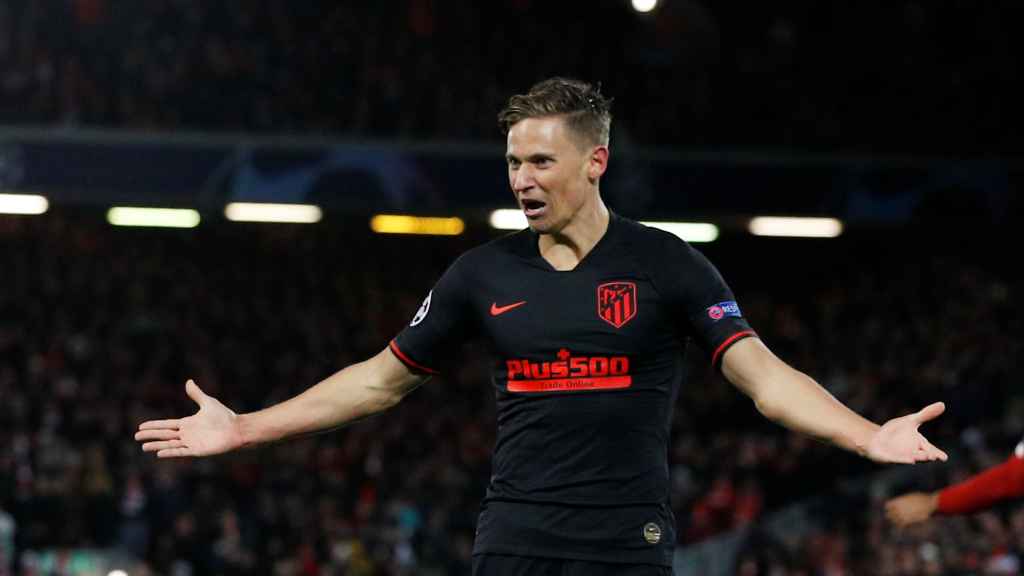 Marcos Llorente celebra uno de sus goles al Liverpool