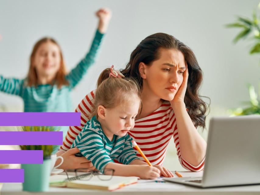 Una mujer trabajando y estudiando con sus hijas.