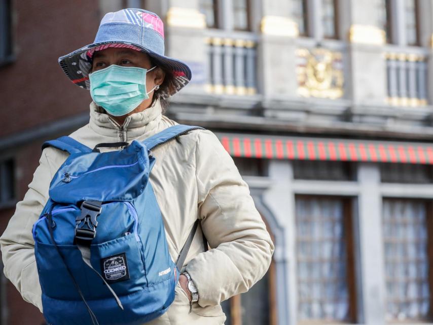 Una mujer con mascarilla en el centro de Bruselas