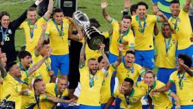 La selección brasileña levantando la Copa América