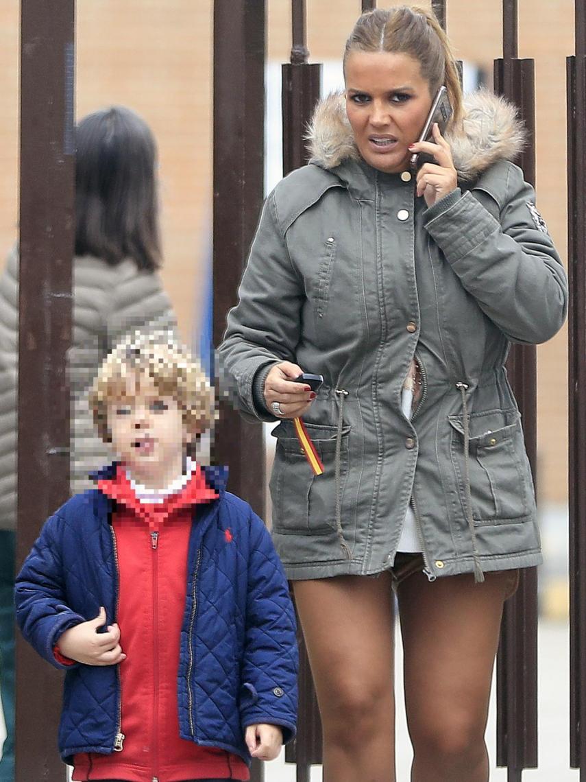 Marta López recogiendo a uno de sus hijos del colegio.