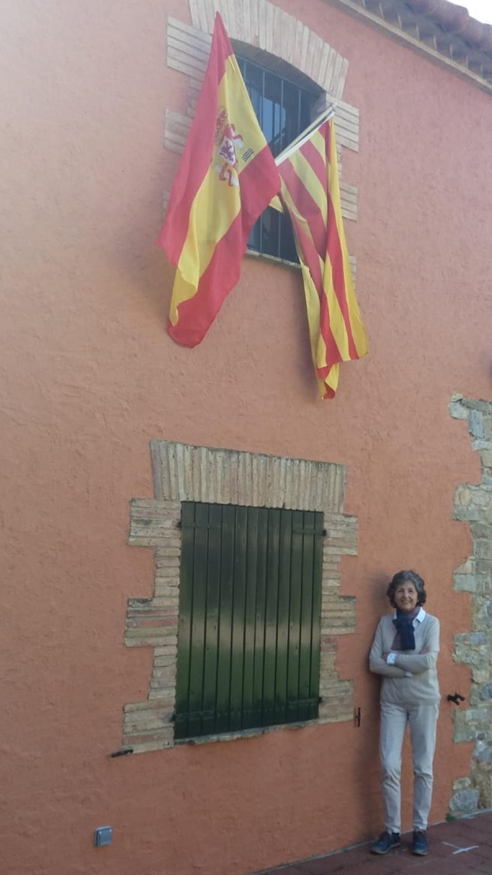 Elda Mata con las banderas en su casa.