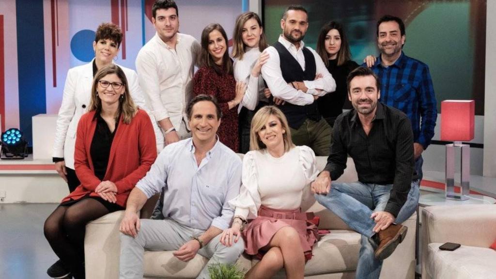 Foto de familia del grupo de profesionales que hace posible el programa Estando Contigo en CMMedia