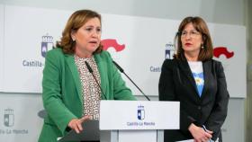 La consejera de Educación, Rosa Ana Rodríguez, y la portavoz, Blanca Fernández, en rueda de prensa tras el Consejo de Gobierno extraordinario.