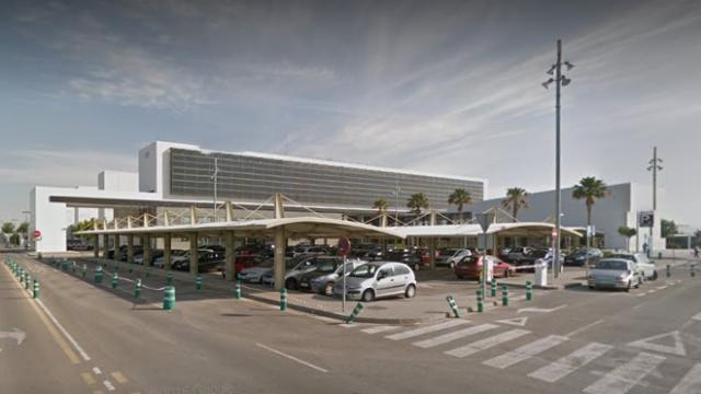 Exterior del Hospital Los Arcos de San Javier donde permanece ingresado en UCI el anciano madrileño que viajó en tren cuando presentaba síntomas del coronavirus.