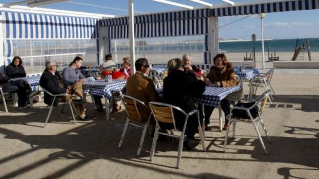 Un grupo de personas en una terraza de Valencia.