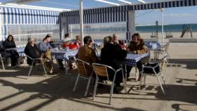 Un grupo de personas en una terraza de Valencia.