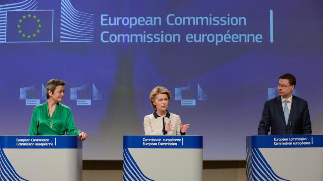 Margrethe Vestager, Ursula von der Leyen y Valdis Dombrovskis, durante la rueda de prensa del coronavirus