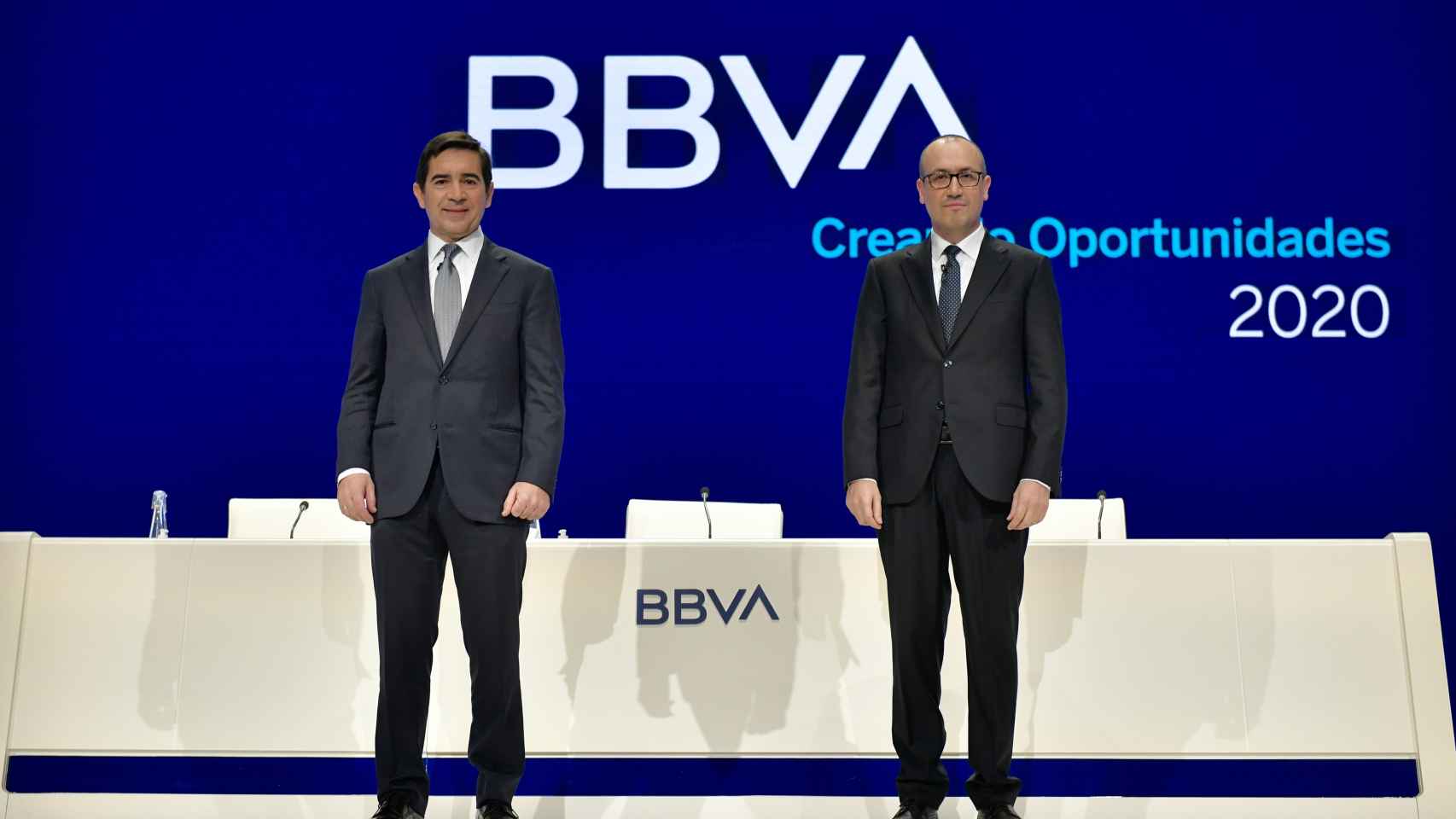 Carlos Torres, presidente de BBVA y Onur Genç, CEO de la entidad, en la junta de accionistas 2020.