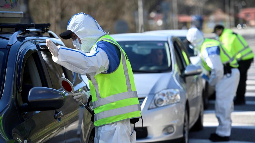 La policía hace controles de temperatura en la frontera entre Chequia y Eslovaquia.