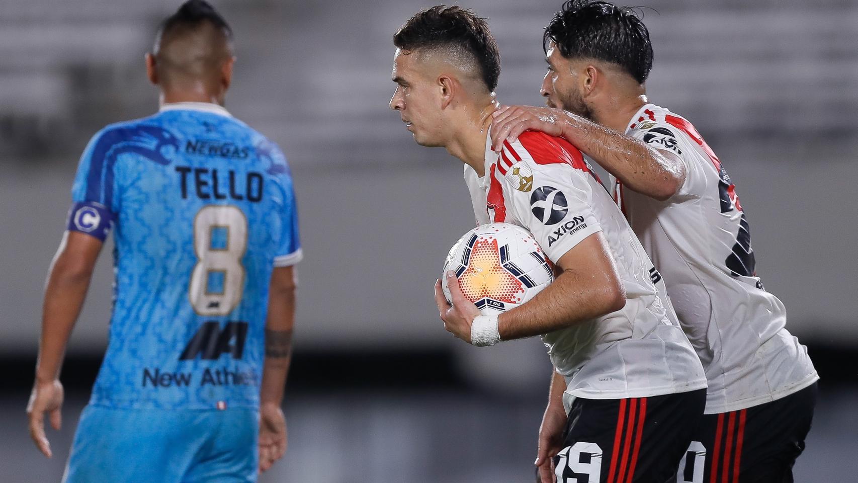 Milton Casco y Santos Borré, de River Plate, celebran un gol