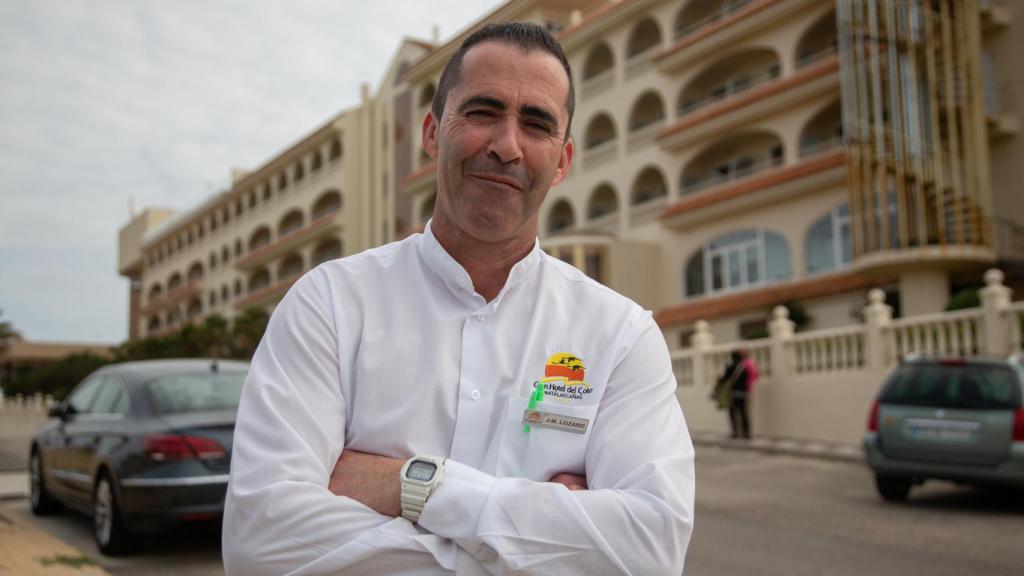 Juan Manuel Lozano, es camarero con contrato fijo discontinuo en el Gran Hotel del Coto.
