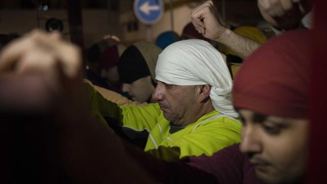 Un costalero de La Línea de la Concepción (Cádiz) durante un ensayo a principios de marzo.