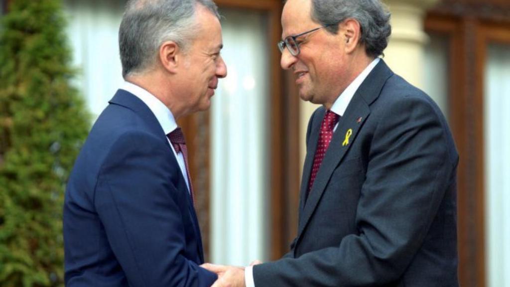 El presidente de la Generalitat, Quim Torra, con el lehendakari, Iñigo Urkullu, en el palacio Ajuria Enea de Vitoria.