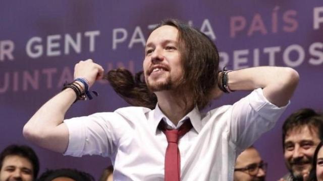 Pablo Iglesias se peina la coleta, durante un acto electoral.