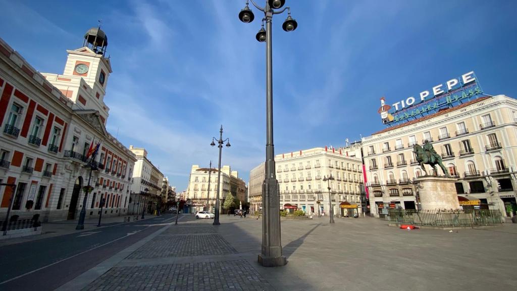 La Puerta del Sol, desierta.