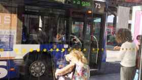 Vallisoletanos usando el autobús urbano.