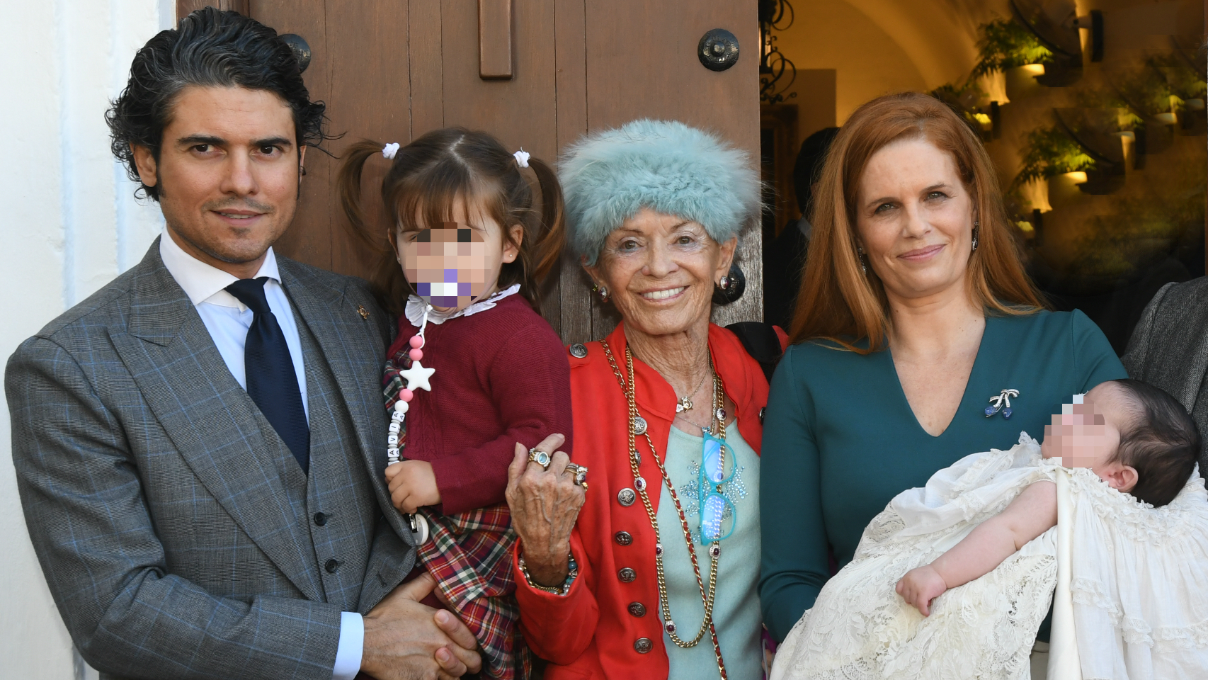 Julián Porras-Figueroa con su hija Flavia, Beatrice Von Hardenberg y Olivia de Borbón en el bautizo de su hijo Fernando.