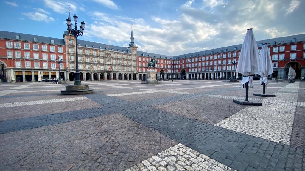 La Plaza Mayor de Madrid, desierta, en su primer día tras el estado de alarma.