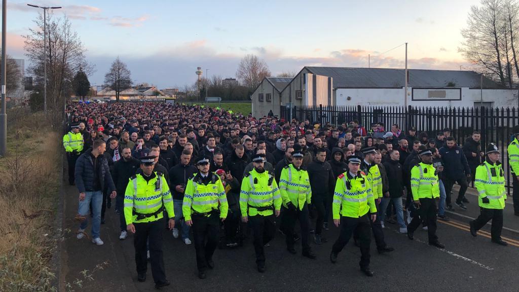 Los aficionados del Atlético de Madrid escoltados por la policía en Liverpool