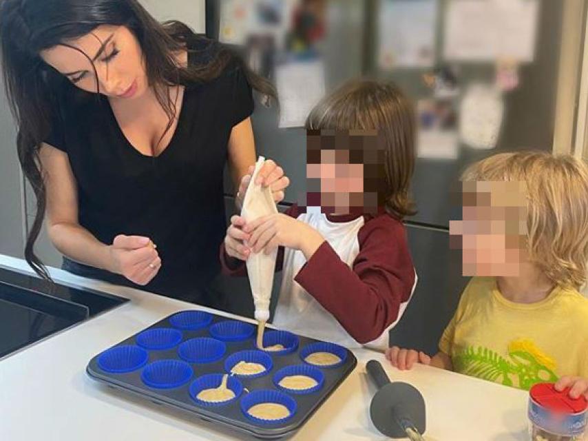 Pilar Rubio haciendo magdalenas junto a sus hijos.