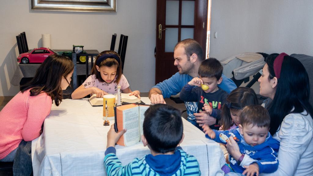 Este lunes es el primer día sin colegio para los seis hijos.