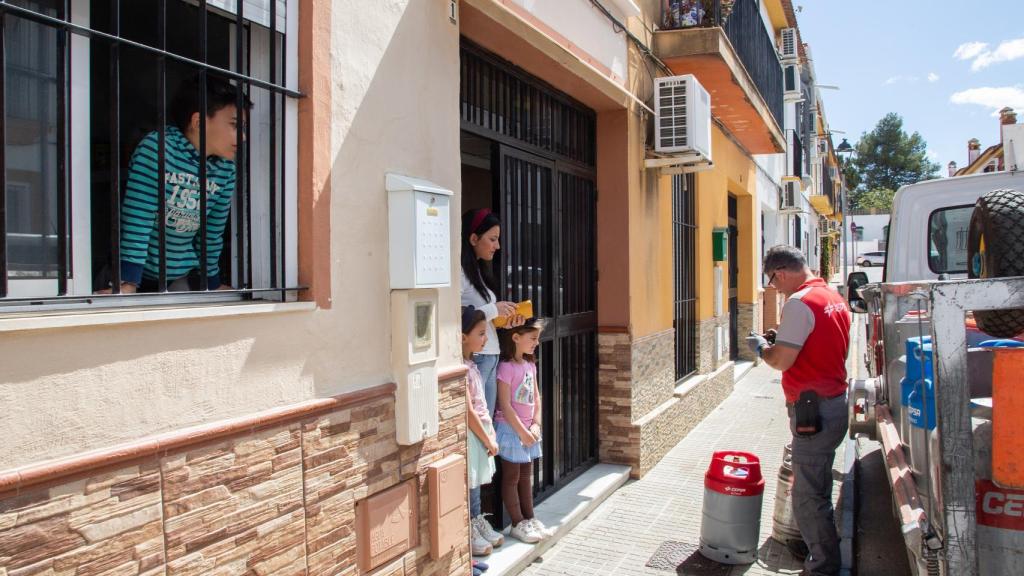 La llegada del butanero ha roto la rutina de esta familia confinada.