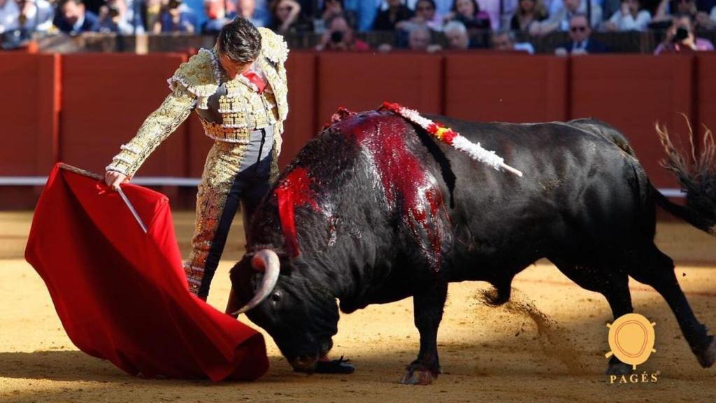 El diestro Diego Urdiales durante la faena al primer toro de su lote, en la Maestranza de Sevilla.