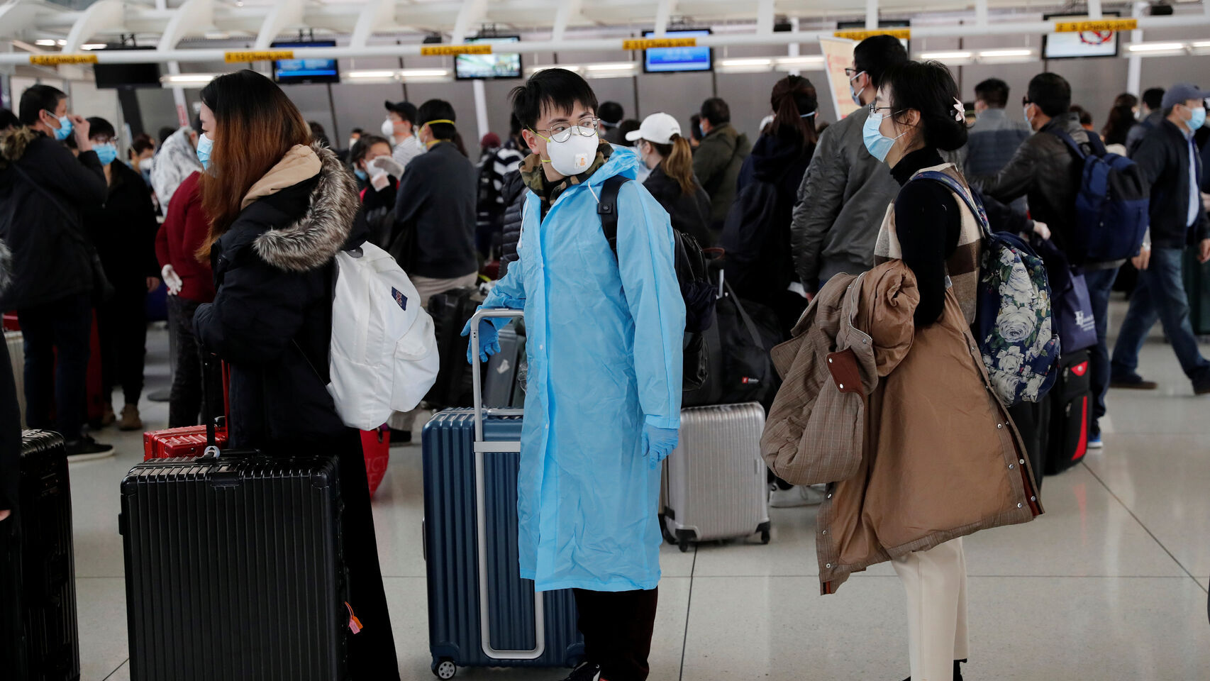 Pasajeros esperan en el aeropuerto JFK de Nueva York a embarcar a un vuelo que se dirigirá a China.