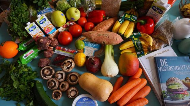 Un montón de alimentos recién traídos del supermercado para afrontar la cuarentena.