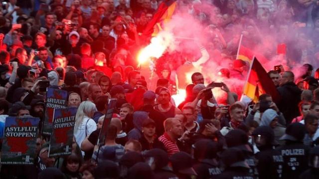 Ultras alemanes con bengalas