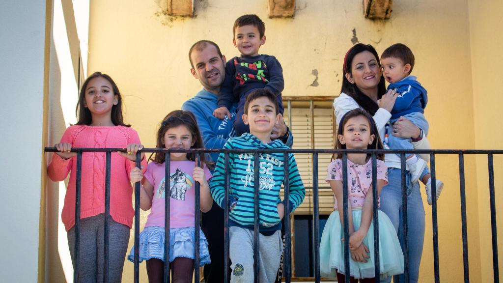 La familia Galán Vidal; Samuel y Lucía junto a sus hijos.