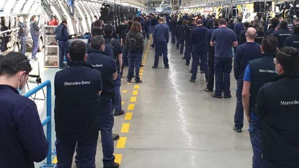 Los empleados de Mercedes Benz en Vitoria esta mañana.