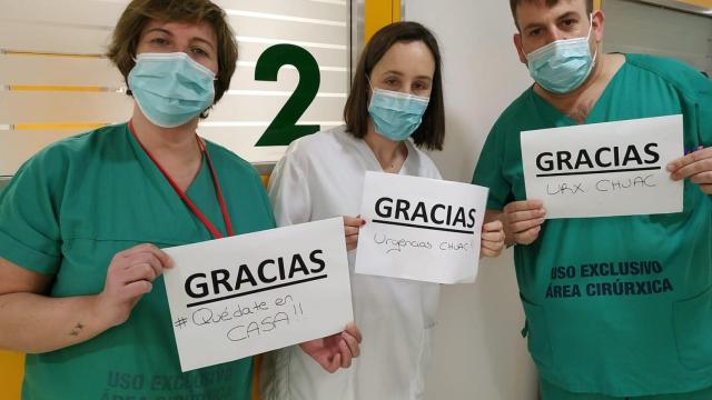 Trabajadores del Chuac dan las gracias en una iniciativa el pasado marzo.