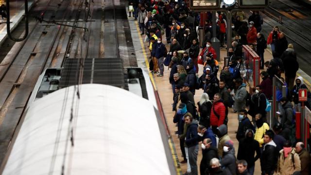 Pasajeros esperando un tren de Cercanías en Atocha.