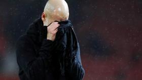 Pep Guardiola se seca la cara con una toalla durante un partido del Manchester City