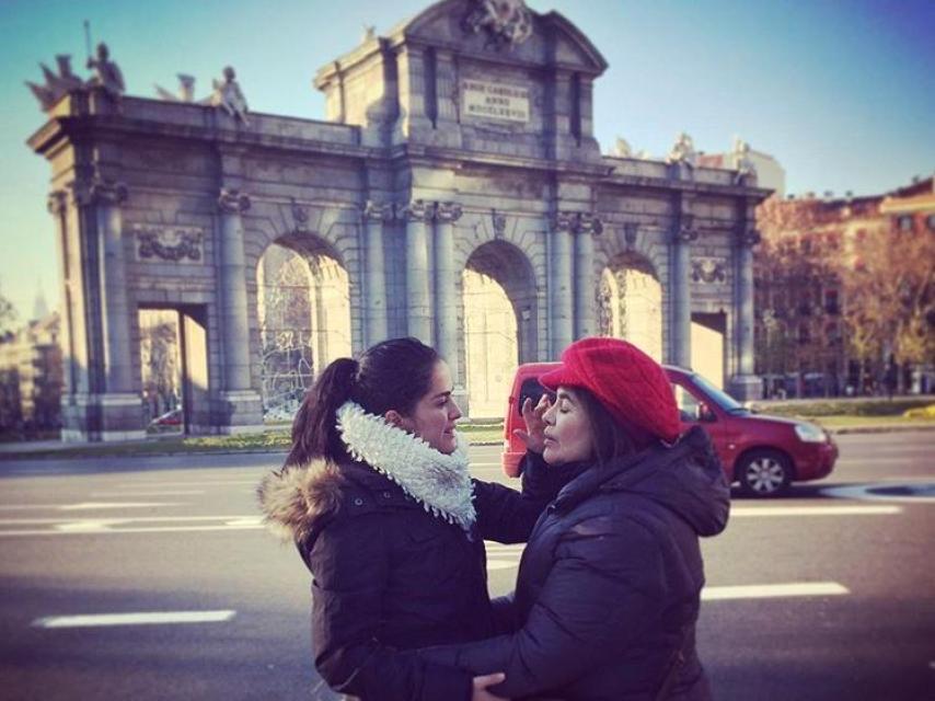 Imagen de Danna García frente a la Puerta de Alcalá en Madrid.