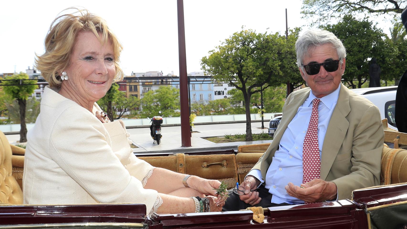 Esperanza Aguirre junto a su marido Fernando Ramírez de Haro en la Feria de Sevilla.