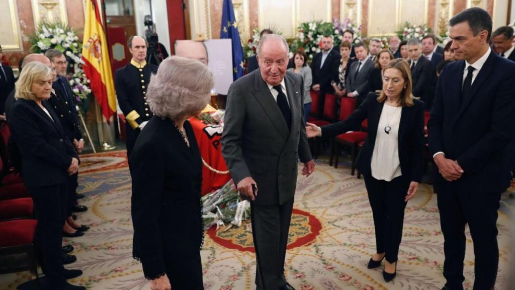 Los reyes eméritos, Juan Carlos y Sofía, en el velatorio de Alfredo Pérez Rubalcaba el 11 de mayo de 2019.