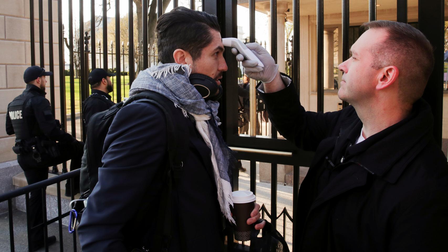 Personal de la Casa Blanca toma la temperatura a los funcionarios de la entidad.