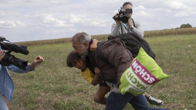 Petra Laszlo, reportera húngara, antes de poner la zancadilla a un refugiado sirio