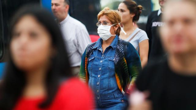 Una mujer este martes en la estación de trenes de la Constitución, en Buenos Aires, Argentina.