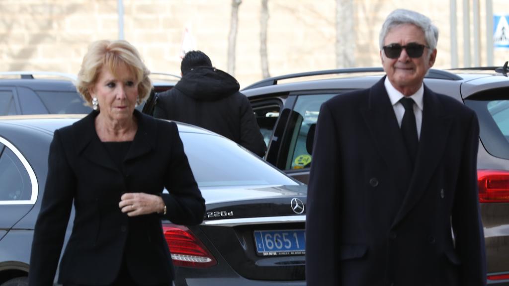 Esperanza Aguirre y su marido en el funeral de la infanta Pilar de Borbón.